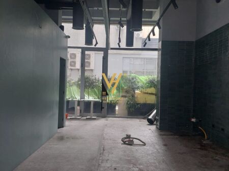 AFFITTASI NEGOZIO 55 M2 PRESSO IL MUNICIPIO DI PARIGI 900 EURO