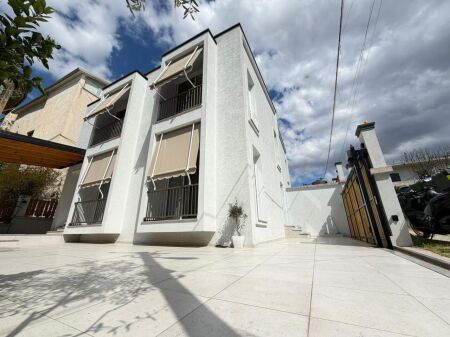 🏡 Vile me Qera 📍 Rruga Dalip Topi, Kodra e Priftit💰 Çmimi: 1000 € / muaj