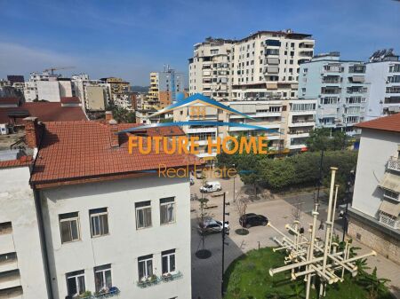 Tirane, shitet apartament 2+1+Ballkon Kati 4, 62 m² 160.000 € (Bulevardi Zogu I , Tirane)