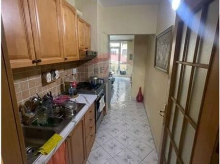 Shitet apartament 4+1 tek Irfan Tomini