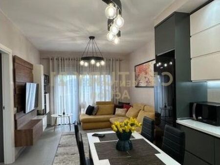 Apartament me qira 1+1+2 me pamje nga stadiumi “Selman Stërmasi”, Ish Shushica