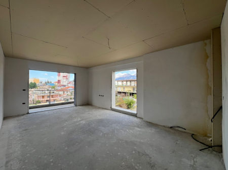 🏡 Shitet Apartament 2+1+2 – pranë Rrethit të Klanit