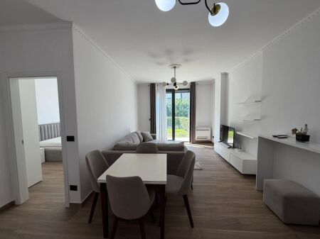 Apartament 1+1 + Parkim + Oborr në Residence tek TEG