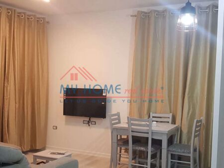 Apartament 1+1 me qera Komuna e Parisit ne Tirane