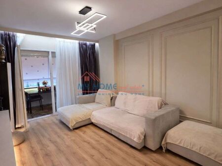 Apartament 2+1 ne shitje Komuna e Parisit ne Tirane