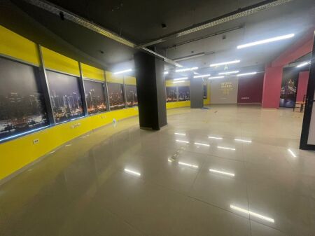 🏢Rruga e Dibres,Kompleksi Halili,jepet me qera ambient biznesi me sip 220m2 bosh 2,000Euro (Neto)