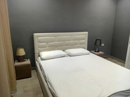 Affittasi. Appartamento 1+1 vicino al blocco, dietro il caffè Roma. L'appartamento è arredato e pronto per essere abitato. Primo piano Prezzo 500 mila lek al mese.