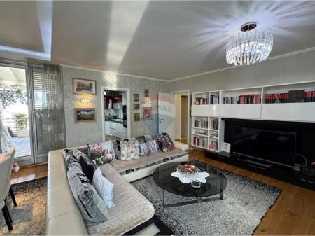 Attico 4+1+2 con veranda a Ali Dem