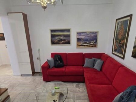 Jepet me Qira Apartament 2+1 – Përballë Medresesë !