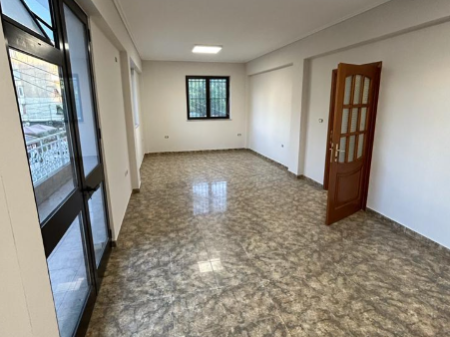 🏢 Ambient Zyre me Qira – Pranë Pazarit të Ri