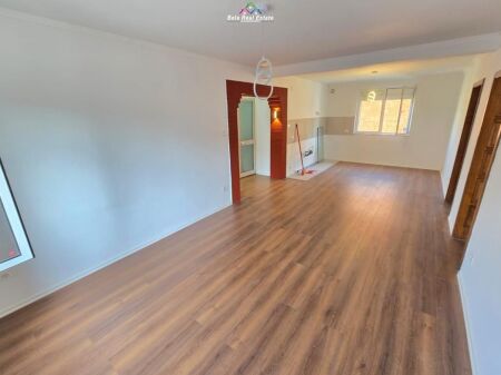 Zyre Me Qera 3+1 tek Ish Ekspozita (ID BZ2890) Tirane