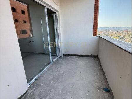 VENDESI APPARTAMENTO 3+1+2+POSTO AUTO PRESSO METROPOLITAN RESIDENCE A KAMEZ! (SIMA COM)