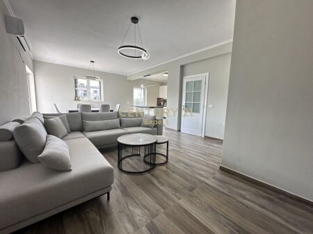 Apartament 3+1+2 + Post Parkimi me Qira në zonën e Sauk-ut te Ri, Tiranë (Kat vile)