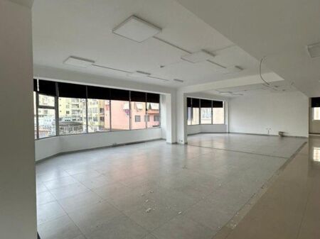 Si offre in affitto un edificio commerciale di 4 piani