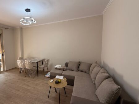 Vila L/Astir, Jepet em qera apartament 1+1 i sapo arreduar.