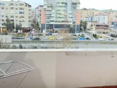 Shitet apartament 2+1 tek Komuna Parisit