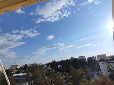 Jepet me qera apartament 1+1 përballë Kompleksi Florida.