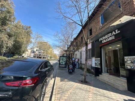 Locale commerciale in affitto in una posizione strategica, di fronte allo stadio “Selman Stermasi”