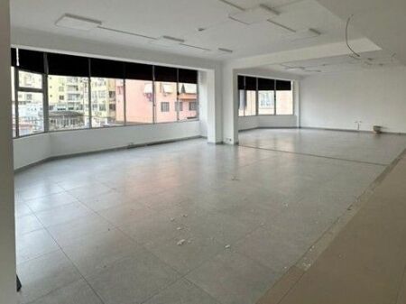 Affitto, edificio di 4 piani, Via Kavaja, Tirana.