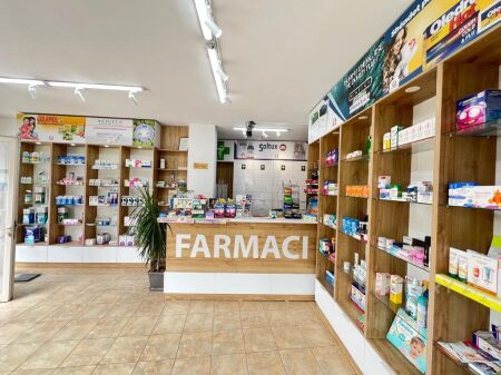 Shitet biznes "Farmaci" tek Komuna e Parisit.