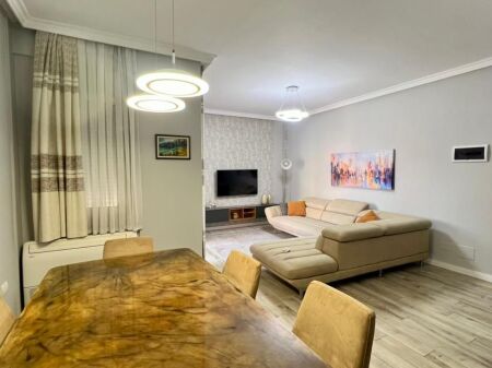 🏡 IN AFFITTO: Appartamento 2+1 con 2 Balconi 📍 Zona Giardino Botanico (Vicino alla Moschea) – 58.000 Lekë/Mese – 1° Piano – 110 m² || Rifinito nei Dettagli ✨️