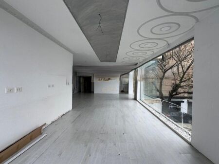 Locale commerciale in affitto vicino alla strada vicino a 21 Dhjetori!