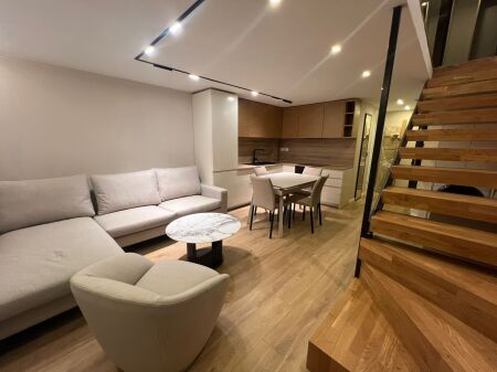 Prane Pallatit me Shigjeta, jepet me qera apartament 1+1 (Duplex)