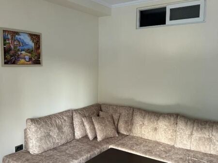 🏡 Appartamento 1+1 in affitto  📍 A soli 3 minuti dall'Ufficio Postale N. 8💰 Affitto mensile: 50.000 lek