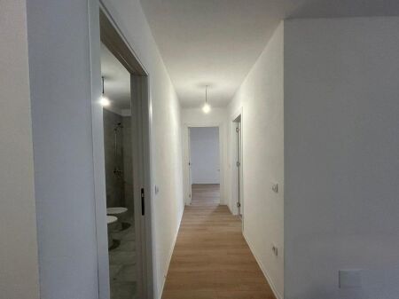 APARTAMENT 2+1+POST PARKIMI ME QIRA NE KOMBINAT
