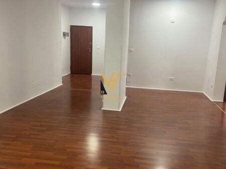 JEPET ZYRE 120 M2 ME QERA TEK BLLOKU 1.500 EURO