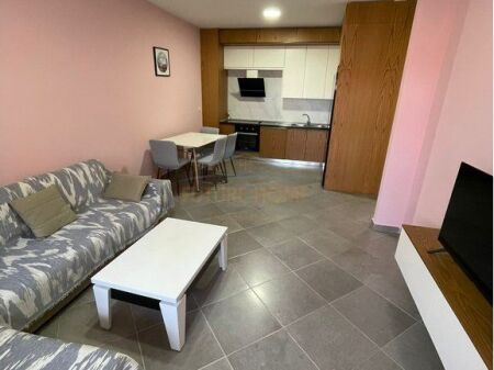 Ofrohet për qera apartament 1+1+Post Parkimi, Unaza e Re