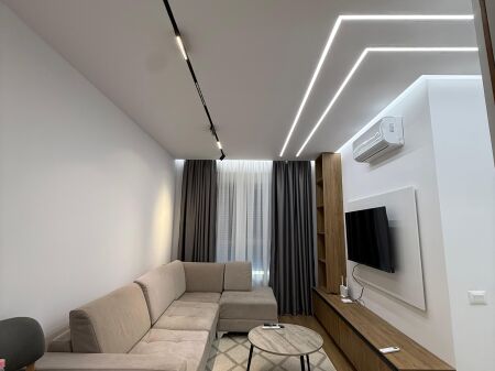 🏠AFFITTASI Appartamento 2+1+Posto Auto 📍Ali Dem, Residenza Kadiu 🏢7° piano, palazzo nuovo con 2 ascensori 🛋L'ingresso è arredato 💶 Prezzo: 60.000 Leke/mese