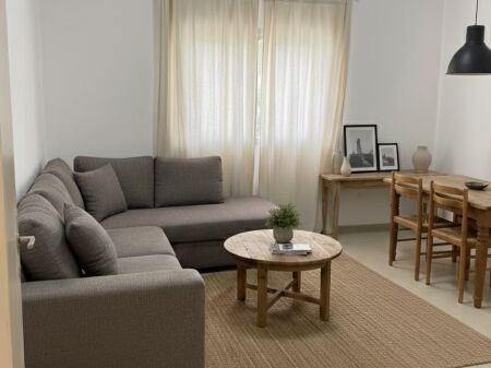 21- dhjetori, jepet me qera apartament 1+1 .