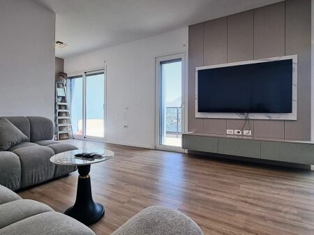 Appartamento 2+1+2 posti auto in affitto Scuola Rossa !
