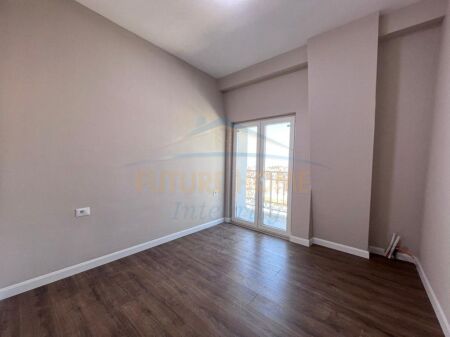 Shitet, Apartament 1+1+2 Ballkone, Porta Tirana e Re, Tiranë.