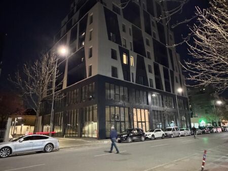 Jepet me Qira Zyrë, Rruga e Barrikadave