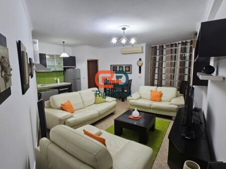 Prane Rr. Barikadave Jepet me Qira Apartament 2+1 Totalisht I Mobiluar!!!