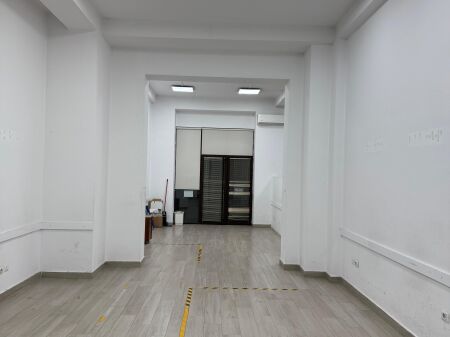 Negozio in affitto vicino al Comune di Parigi, via Robert Shvarc.