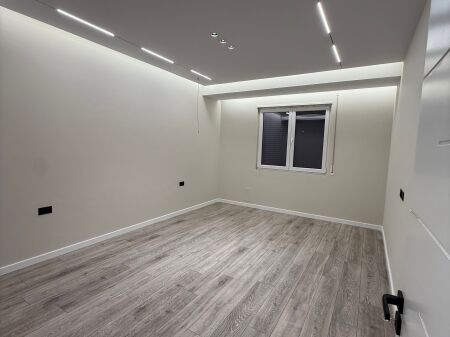 Apartament 2+1+ parkim për qira – i përshtatshëm për biznes (kati 2)