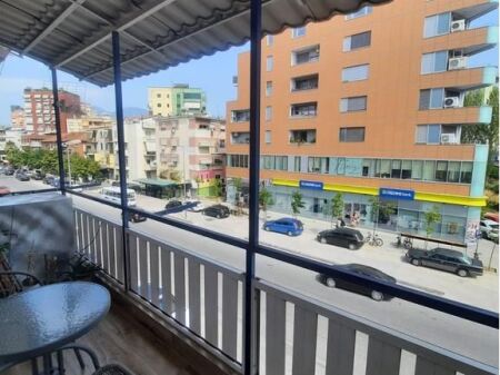 Shiten 2 garsoniere pranë Stadiumit Dinamo, në një zonë shumë të kërkuar të Tiranës.