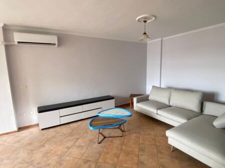 Affittasi appartamento 2+1+2 bagni di fronte a Delijorgji vicino al Centro Globe