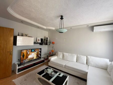 Shitet Apartament 2+1 tek Sheshi Shtraus, Xhamlliku