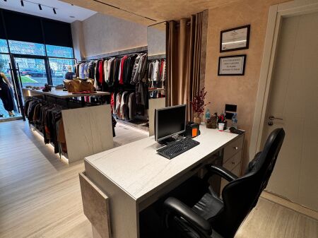 LOCALE COMMERCIALE IN VENDITA LUNGO LA STRADA