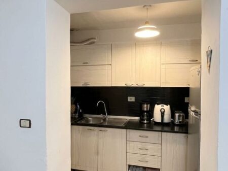 Appartamento 2+1 in vendita vicino alla scuola Kushtimi i Liris ad Ali Dem!