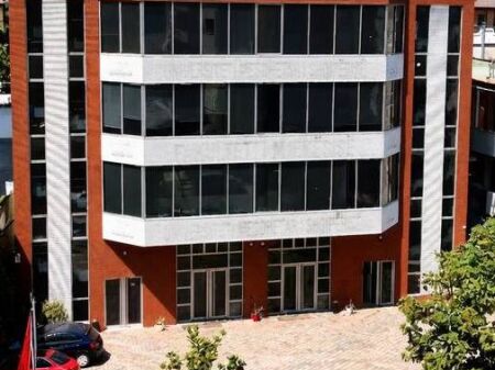 Jepet me qira nje super Godine sherbimi 4 kateshe ne rrugen e Kavajes!