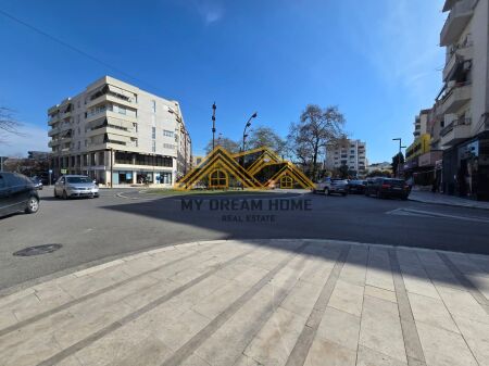 VENDESI COMMERCIALE IN VENDITA VICINO ALLA PIAZZA PRANVERA!