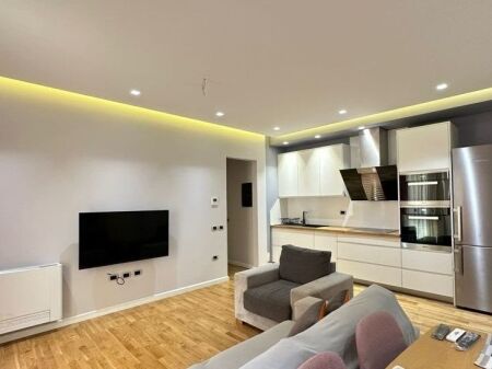 Apartament 1+1 me qira tek Kopshti Botanik prane Xhamise!