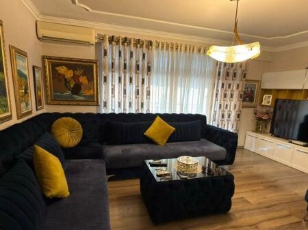 Vendesi in vendita 2+1+2 in Via Naim Frasheri