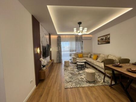 Shitet 2+1 tek rruga Kavajes, Pallati me Shigjeta