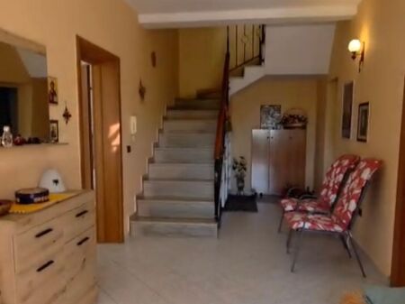 Vendiamo villa a tre piani a Porcelan